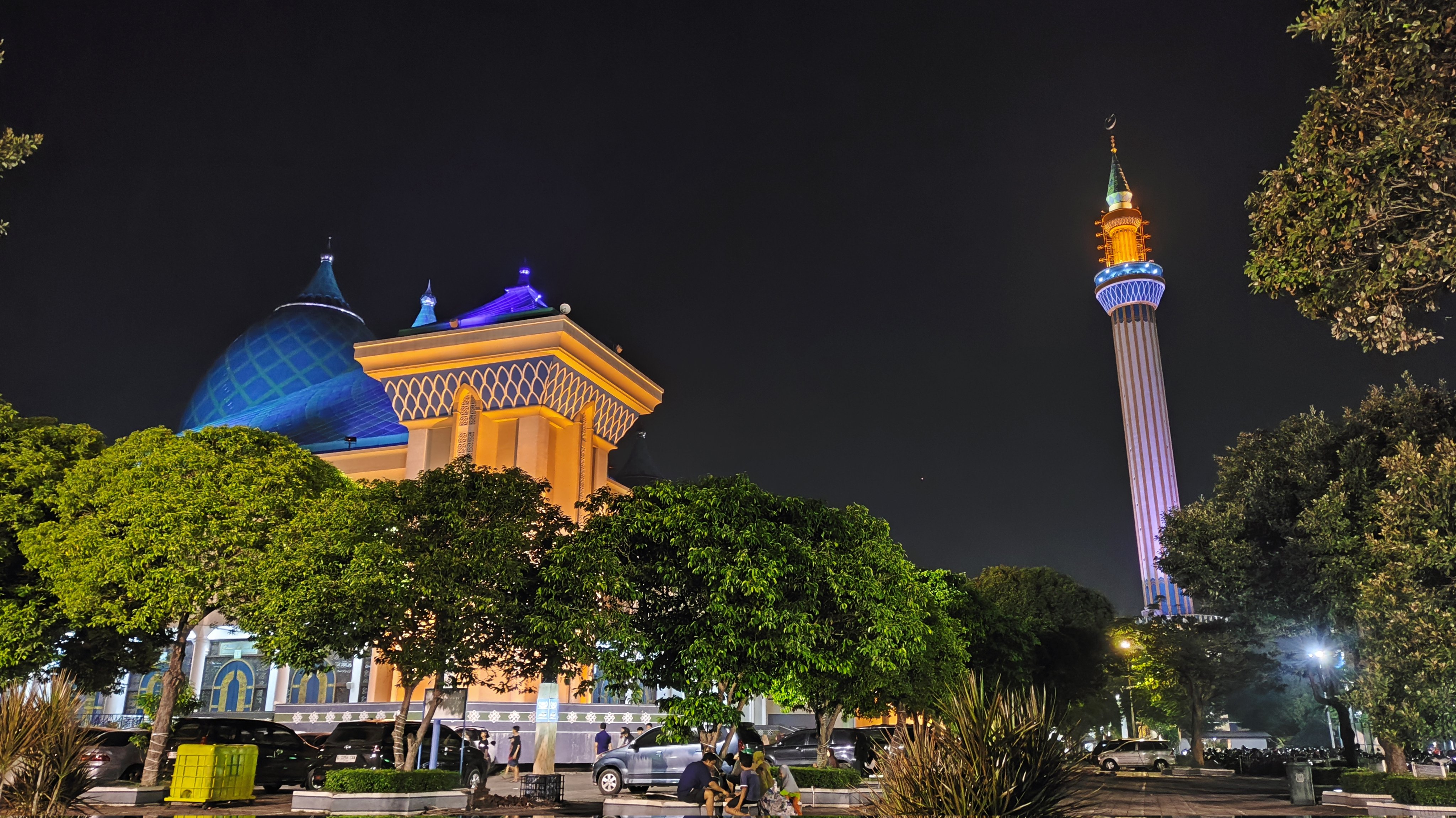 Momen Langka di Surabaya, Takbiran Idul Adha Dipadu Nobar Timnas Indonesia di Masjid Al Akbar